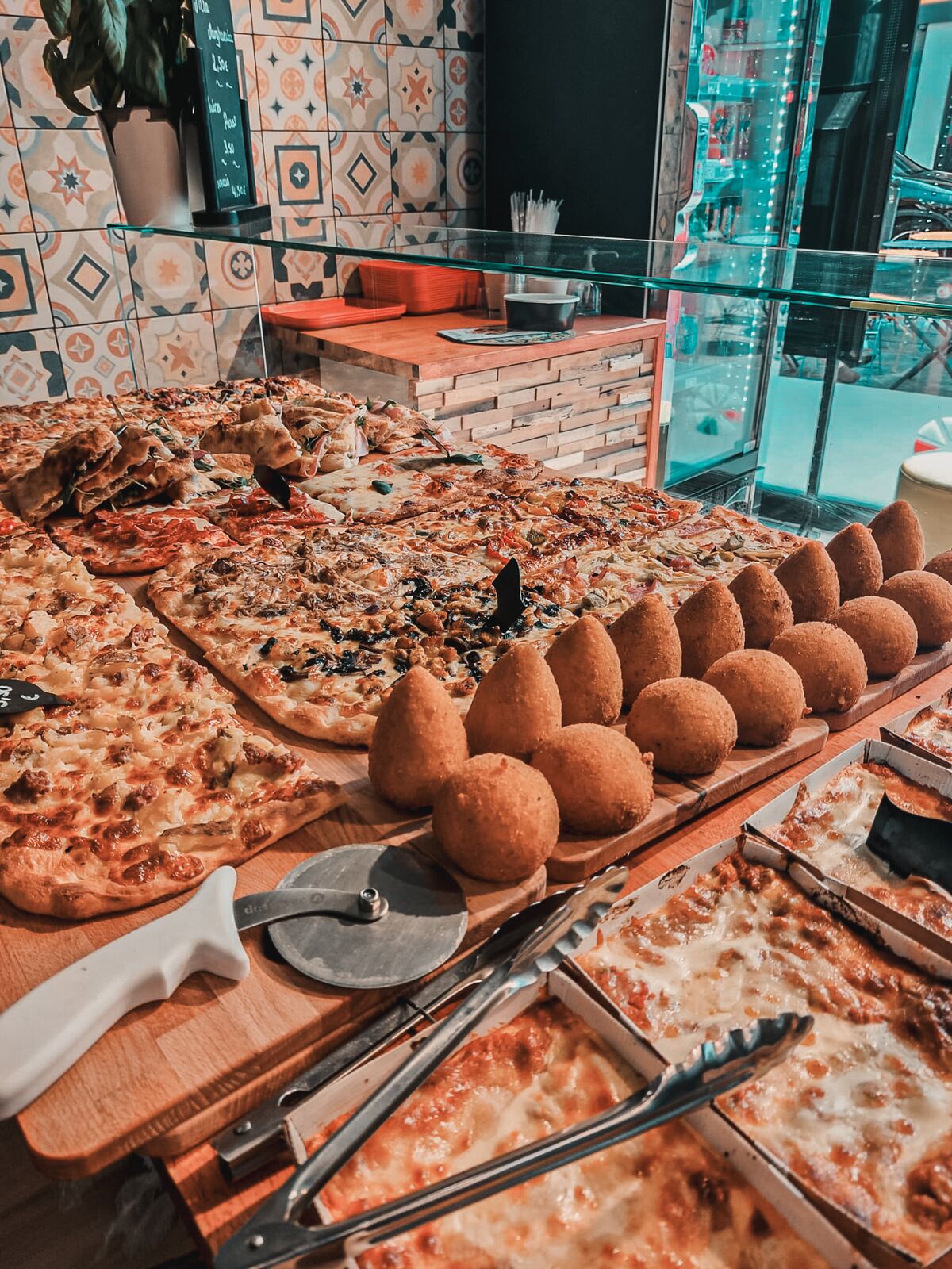 Comptoir de pizzas à la part et arancini chez Bellini