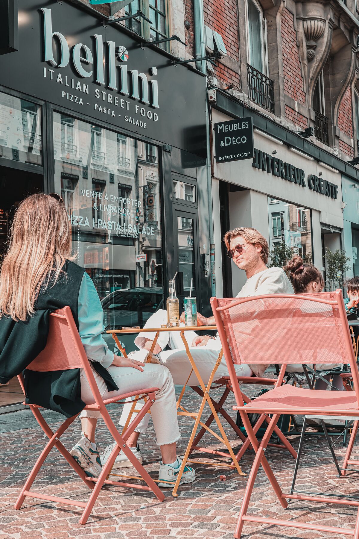 La devanture Bellini et sa terrasse aux chaises corail, rue des Ponts de Comines à Lille