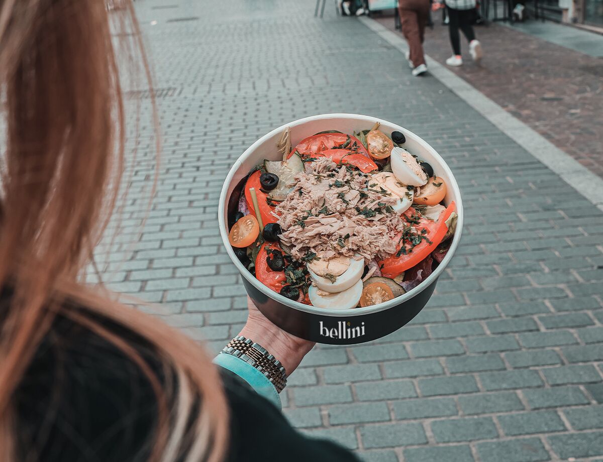 Salade fraîche au thon, œuf et tomates dans un bol Bellini